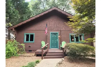 Image de Urban Log Cabin Near Downtown Greenville