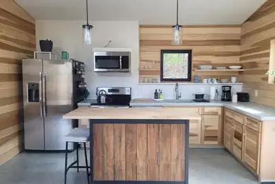 Image de Custom-built mountain cottage w\/ hot tub & heated floors