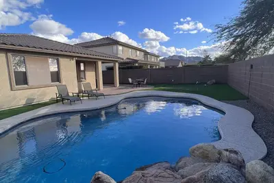 Image de Immense Family Sized Home w/ Pool, Home Office, and Putting Green!