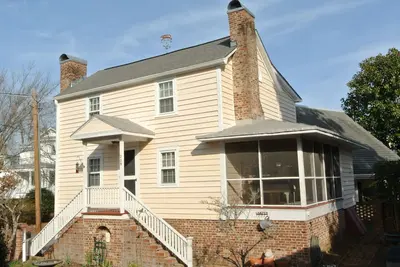 Image de Circa 1810 Home - Downtown New Bern Historic District - 2 BRs with King Beds
