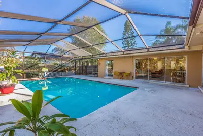 Image de Shore Lake on 88th—Waterfront Pool Home w/ Dock, Lanai, Fire Pit & Near Gulf Beaches