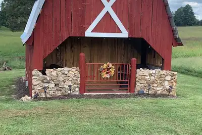 Image de 1940's vintage barn restored, charming countryside