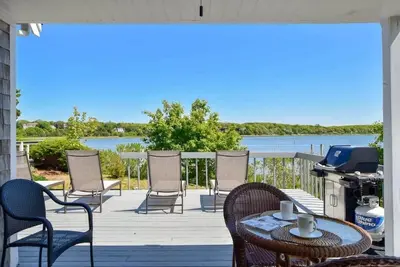 Image de Waterfront with Private Dock!