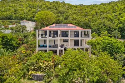 Image de Gorgeous! Hilltop Villa - Amazing Views from 2 spacious decks-centrally located!