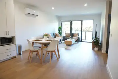 Image de ViQi Apartment 2 min from centre with premium Netflix & prime Amazon, 75 inch Tv