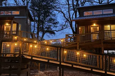 Image de Coach’s Quarters - The Clubhouse - Spend night in the trees! !