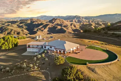 Image de Beautiful private mountain estate on 10 acres