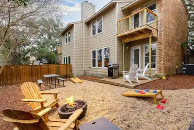 Image de 2 King Beds -Close to Downtown - Private Backyard