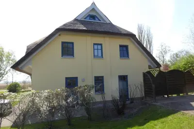 Image de Thatched-roof house Holunder 3 in the Puddeminer Wiek - Holiday home Holunder 3 in the vacation village Puddemin
