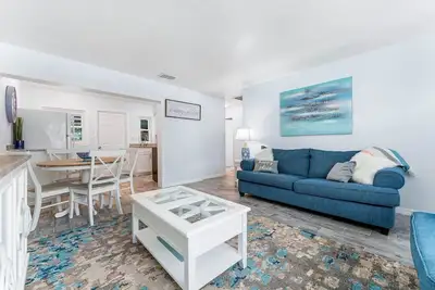 Image de 638 Madison · Downtown Srq *Laurel Park * New* 2 bedroom* 75” Tv