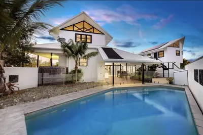 Image de Quirky Beach House with pool and spa. 150 metres from the beach.