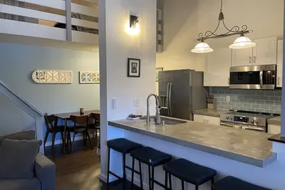 Image de Fully remodeled 1 Bedroom + Loft great for families, with washer/dryer