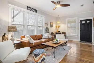 Image de 4 min walk to Town Square! 3bd 2bath cozy Historical home