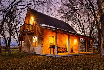 Image de Cozy Log Cabin located on scenic acreage with trees and privacy.