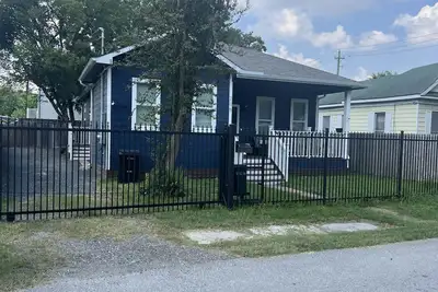 Image de Modern Two Bedroom House / Gated-parking Downtown