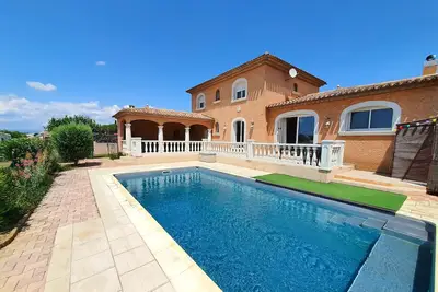 Image de Maison familiale au calme, piscine, 20 min des plages. Superbe vue sur vignes.
