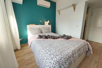 Image de Charmant studio avec balcon, à 450m de la plage, climatisé et Wi-Fi gratuit, en cœur de ville.