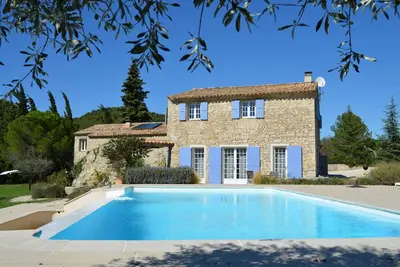 Image de Maison indépendante avec superbe piscine dans une propriété calme exceptionnelle