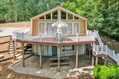 Image de Major Dock Renovation - Spring 2025! Cozy, Pet Friendly Lakefront Home! Come Visit \"Lake Lure\"!