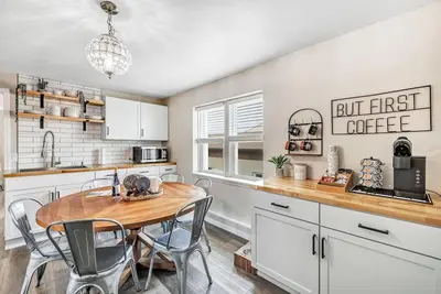 Image de Welcome to The Steele Magnolia! ! Completely renovated 2 bed\/1ba plus bonus pull out futon couch