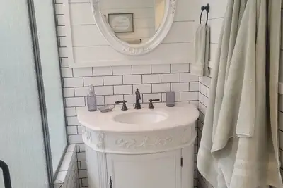 Image de Marie's Place, Cozy 2 bedroom house right off town square!