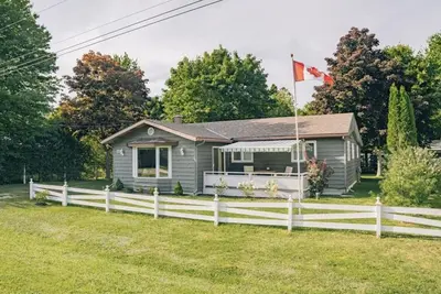 Image de Centrally located spacious cottage just steps from beach and downtown!