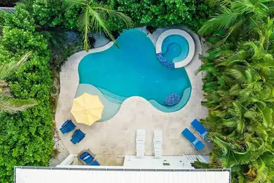 Image de Beach Getaway with Rooftop Deck, Pool, & Spa - Sideways