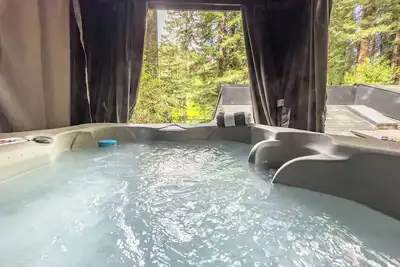 Image de The Black Nest -Trendy Nest Redwood Retreat! Enchanting! Wifi/ HotTub/Pup