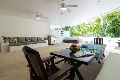 Image de New Listing! Private Pool Condo On 5th Ave, Bbq, Parking, 2min walk to beach