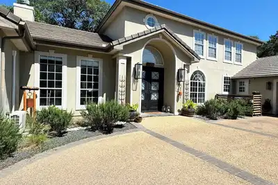 Image de Outdoor Living--3 Decks, Fire Pit, Pool, Playground