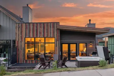 Image de Luxury Townhome w/ Mountain Views + Hot Tub + Close to Skiing - Commerce House