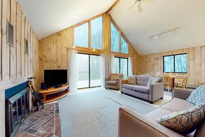 Image de Charming home with fireplace, game room, full kitchen, gas grill, & balcony