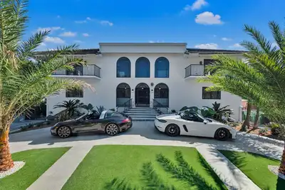 Image de Villa Maya: 12 Br, 14k sq. ft. estate with pool, pickle ball, bball, disco club!