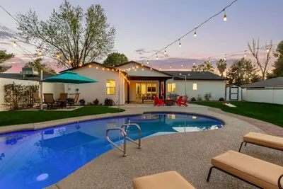 5bd w/ Heated Pool, Game Room, & Huge Back Yard!