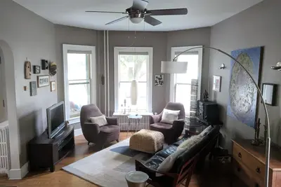 Image de Bright art filled home close to Cornell University
