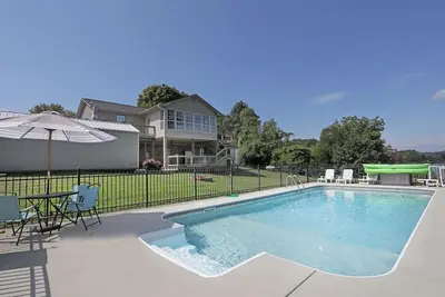 Image de The All Seasons Resort features pool and hot tub on River