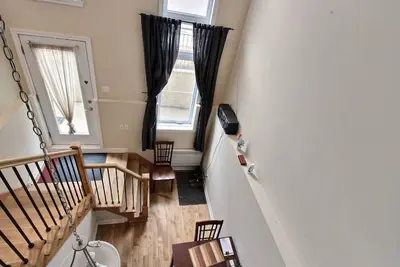 Image de Loft avec mezzanine et 16 pieds de plafond près de tous les services