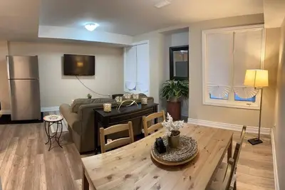 Image de Cozy 2 bdrm walkout apartment with plenty of windows and views of the backyard