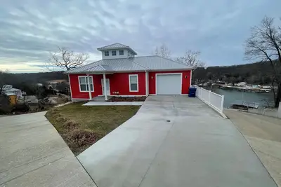 Image de Redhead Cove! Lake View 2nd Tier 4 bedroom home on 21mm! Red Home