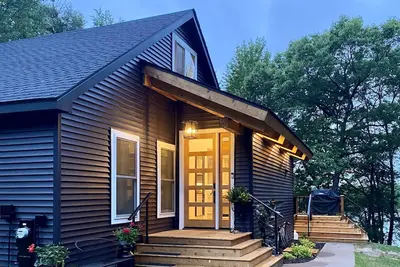 Image de Northwoods Retreat Lakefront- sleeps up to 12 w\/deck & firepit! Gorgeous views!