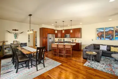 Image de Majestic Modern - Beautifully furnished home close to skiing, fishing and hiking