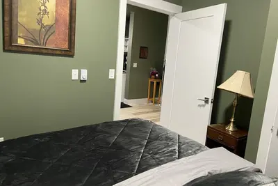 Image de Cute modern apartment, 15 mins to downtown