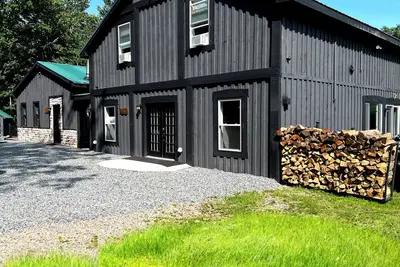 Image de The Rock Retreat - located on 200 acres of secluded land in the mountains.