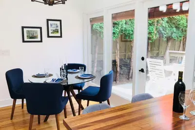 Image de Romantic and Charming Magnolia Mid-Century Modern - 1 block from Discovery park