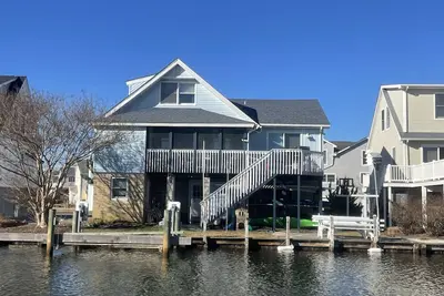 Image de Waterfront Fenwick Beach House with Dock, 3 Decks, Linens, Bikes, Kayaks, SUPs