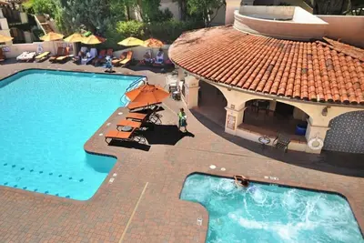 Image de Dwntwn 2br condo sleeps 6 Pools Spa Relax