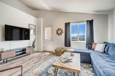 Image de Gorgeous Pikes Peak Views - Newly Furnished and 3 Bedrooms!