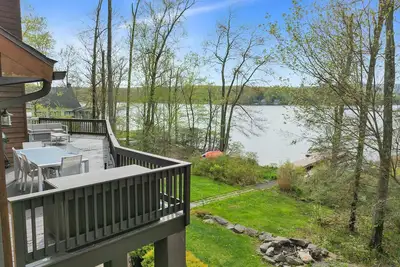 Image de Lakefront Sunsets, Hot Tub, Pool Table, Wet Bar, Kayaks, Canoe, Fire Pit, 2 King Beds, 75\" Tv