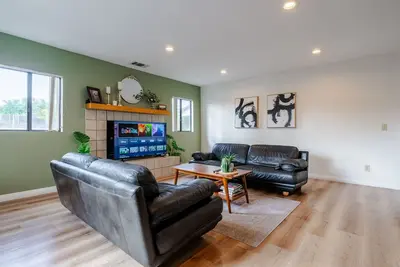 Image de Peaceful Monrovia 4 Bed 3 Ba Home with Pool! - Close to Shopping and Freeways