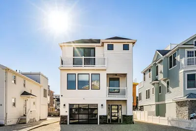 Image de New construction pristine beach house 5 houses from the ocean